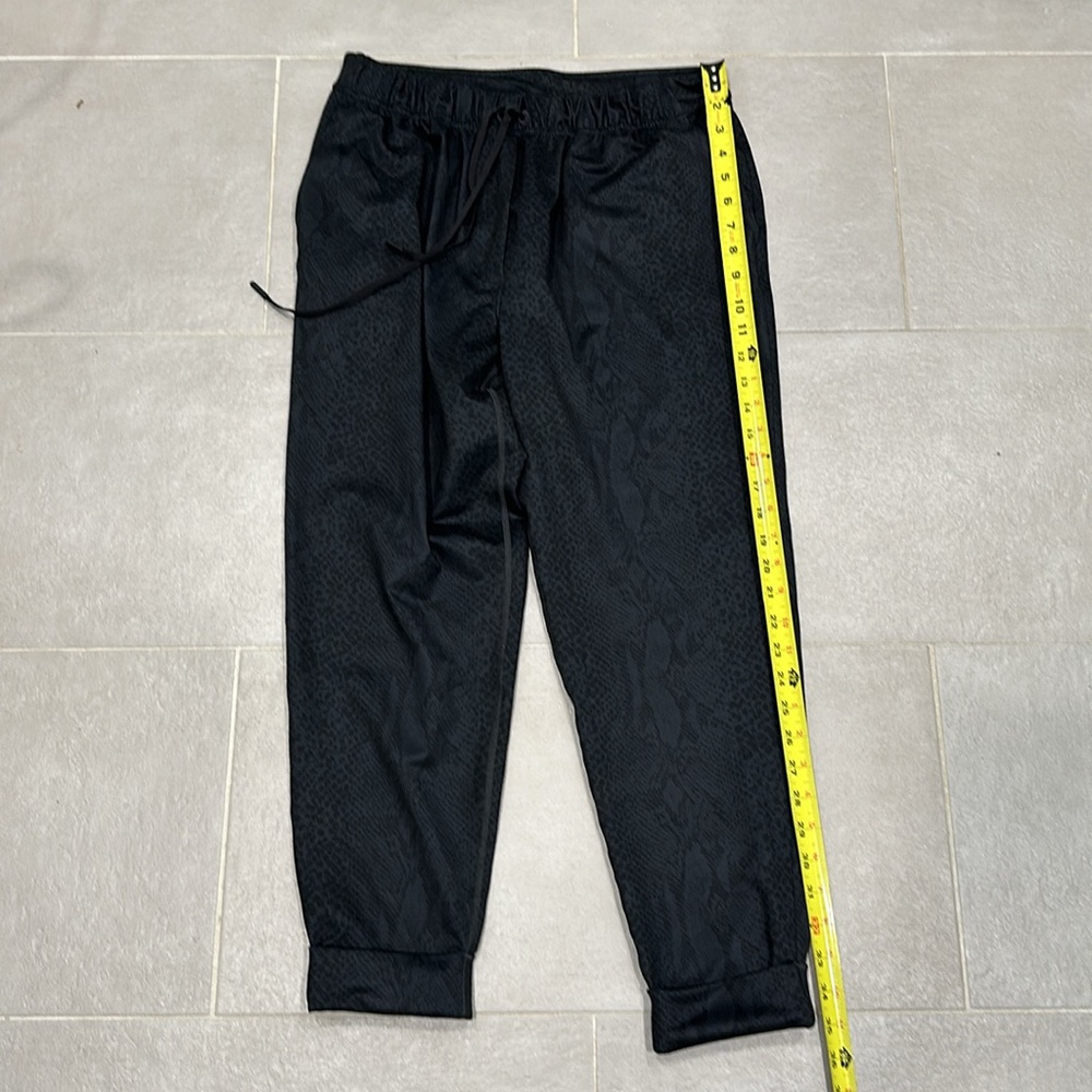 Lululemon pant, size 6 - Picture 3 of 13